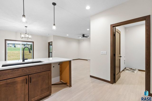 1102 S 6th Ave Avenue, Rock Rapids, IA 51246