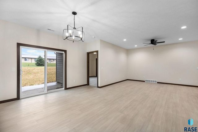 1102 S 6th Ave Avenue, Rock Rapids, IA 51246