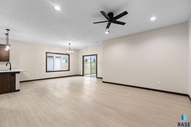 1102 S 6th Ave Avenue, Rock Rapids, IA 51246