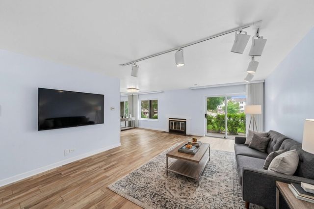 3070 Pheasant Creek Drive 106, Northbrook, IL 60062