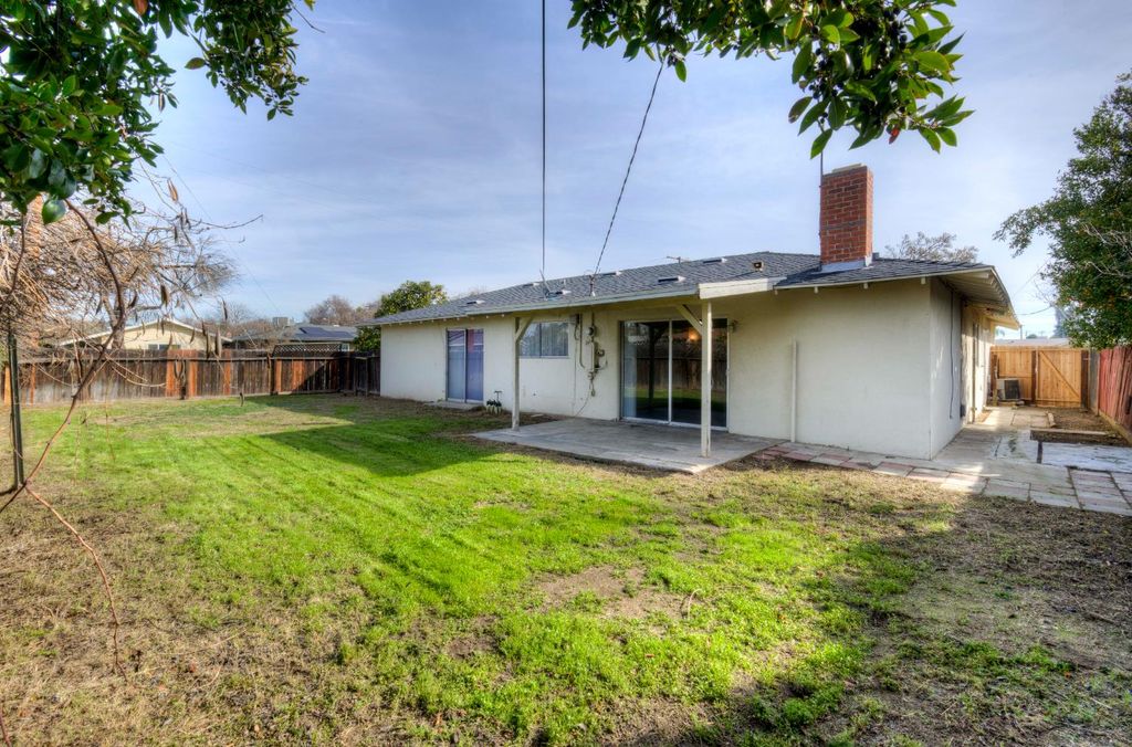Image 15 of property listing at 3955 N Tollhouse Road, Fresno, CA 93726