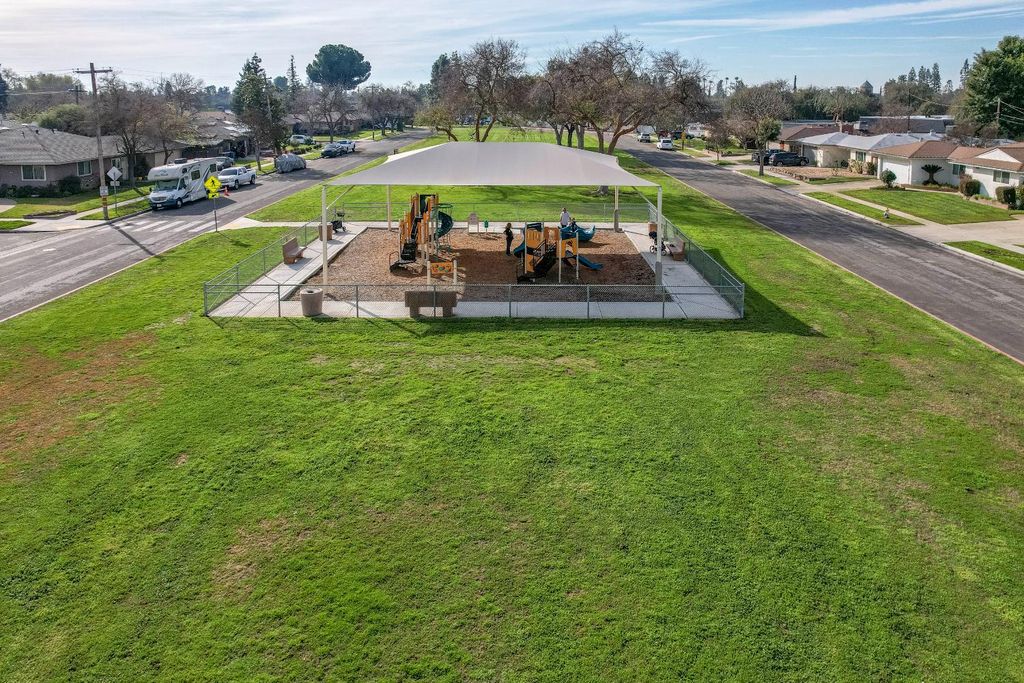 Image 3 of property listing at 3955 N Tollhouse Road, Fresno, CA 93726