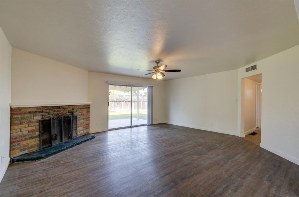 Image 5 of property listing at 3955 N Tollhouse Road, Fresno, CA 93726