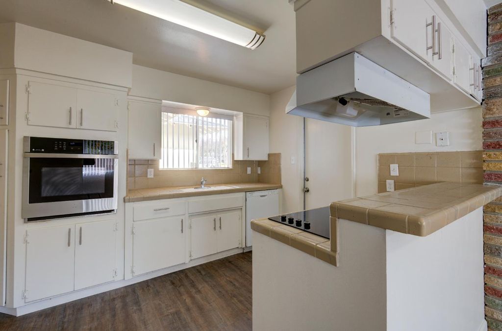 Image 7 of property listing at 3955 N Tollhouse Road, Fresno, CA 93726