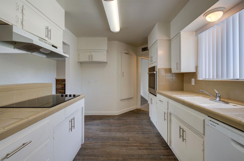 Image 8 of property listing at 3955 N Tollhouse Road, Fresno, CA 93726