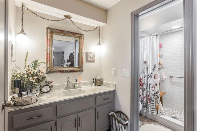 11824 Larkdale Drive, Yukon, OK 73099