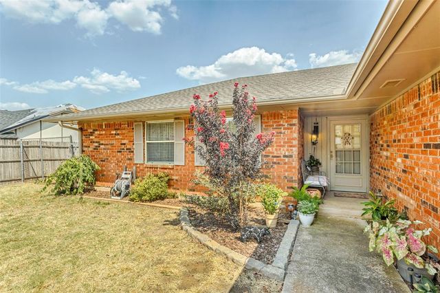 11824 Larkdale Drive, Yukon, OK 73099