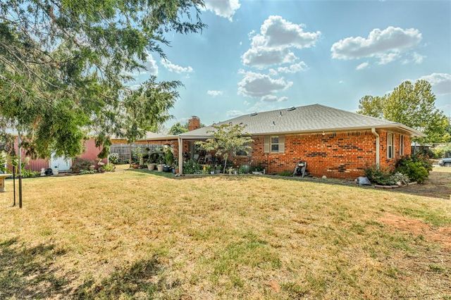 11824 Larkdale Drive, Yukon, OK 73099