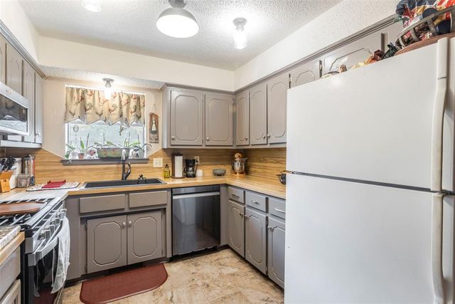 11824 Larkdale Drive, Yukon, OK 73099