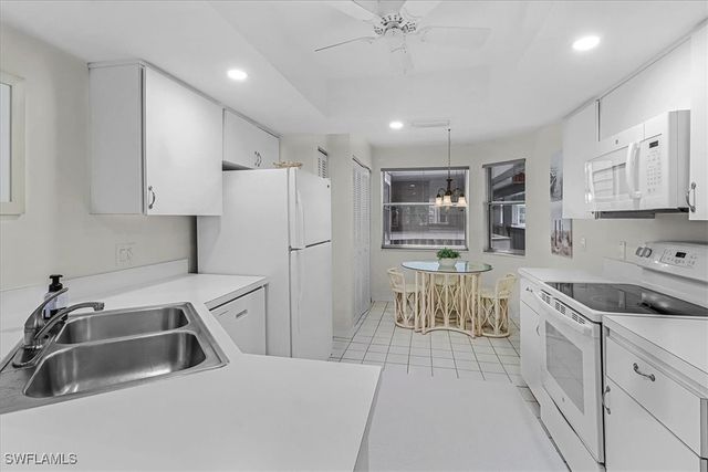 660 Wiggins Bay DR B21, Naples, FL 34110