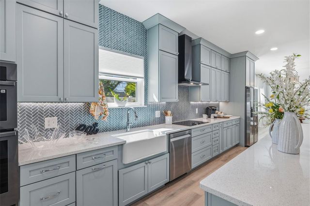 494 39TH AVENUE N, St Petersburg, FL 33704