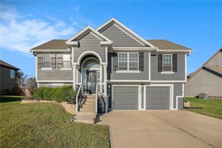 1004 W 10th Avenue, Kearney, MO 64060