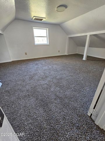 105 S Beeman Street, Pineville, MO 64856