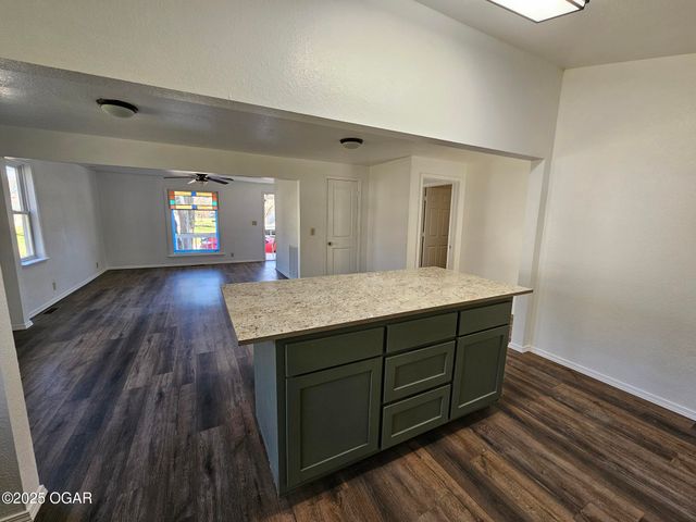 105 S Beeman Street, Pineville, MO 64856