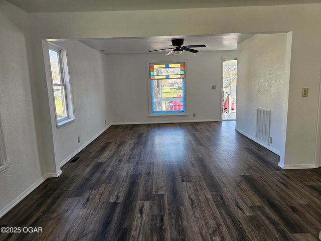 105 S Beeman Street, Pineville, MO 64856