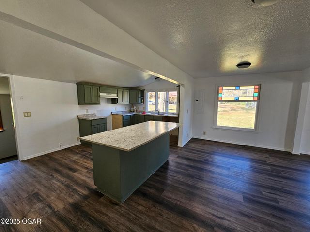 105 S Beeman Street, Pineville, MO 64856