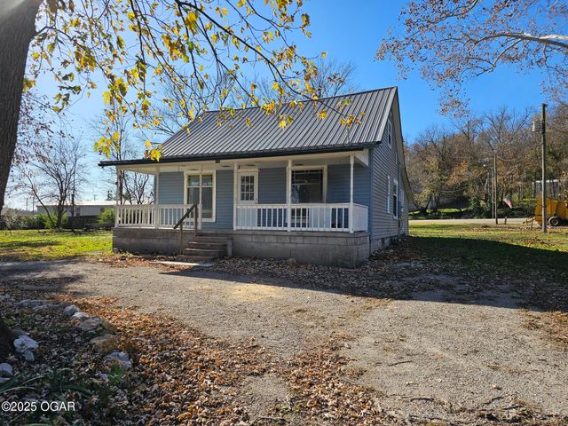 105 S Beeman Street, Pineville, MO 64856