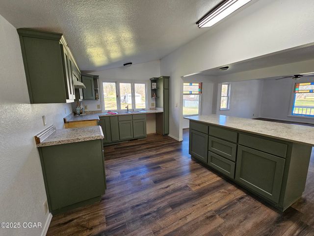 105 S Beeman Street, Pineville, MO 64856