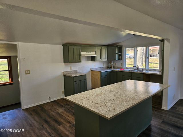 105 S Beeman Street, Pineville, MO 64856