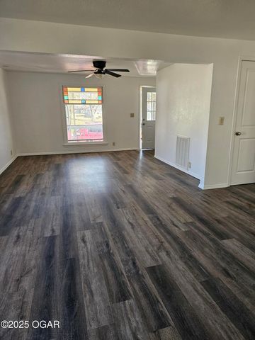 105 S Beeman Street, Pineville, MO 64856