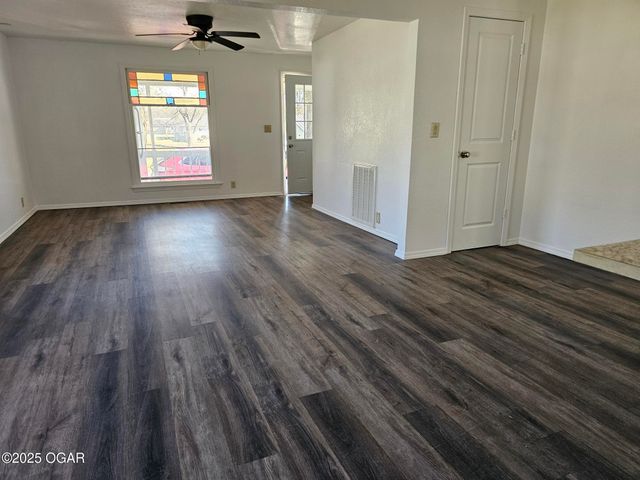 105 S Beeman Street, Pineville, MO 64856