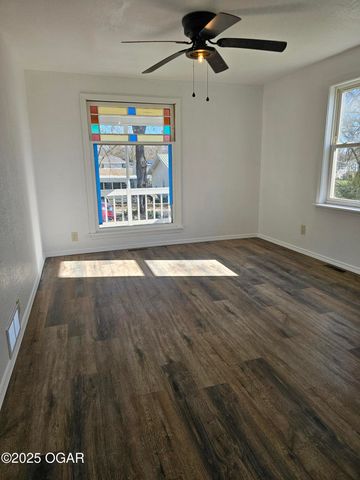 105 S Beeman Street, Pineville, MO 64856