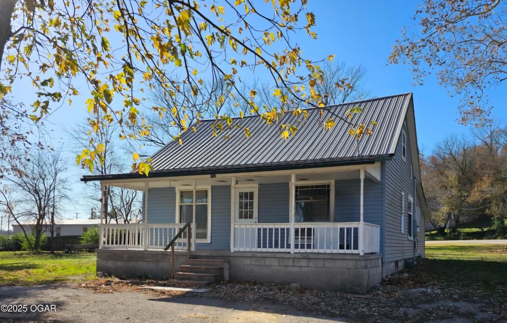 105 S Beeman Street, Pineville, MO 64856