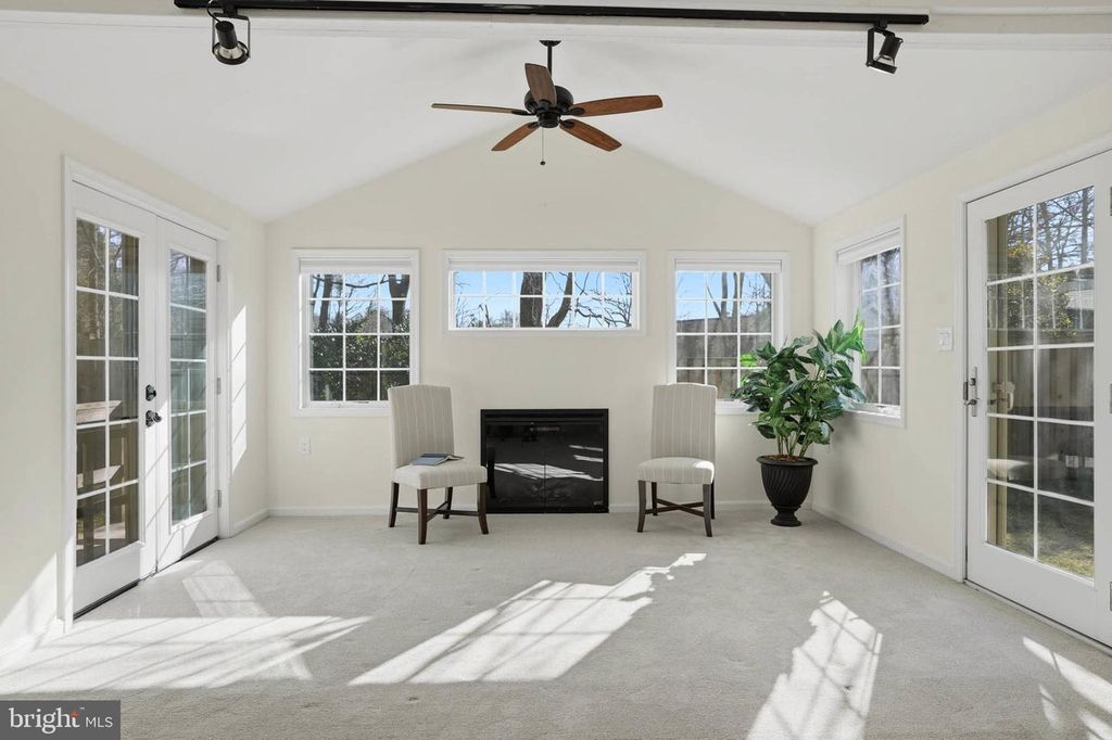 Image 14 of property listing at 847 WOODMONT RD, Annapolis, MD 21401