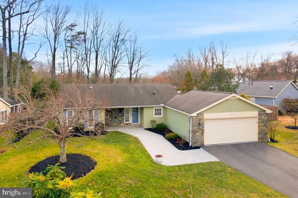 Image 2 of property listing at 847 WOODMONT RD, Annapolis, MD 21401