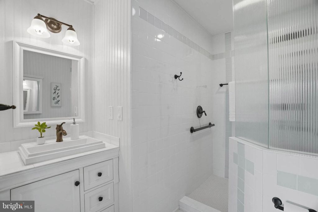 Image 24 of property listing at 847 WOODMONT RD, Annapolis, MD 21401