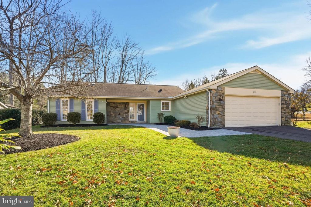 Image 3 of property listing at 847 WOODMONT RD, Annapolis, MD 21401