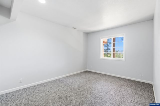 151 Rockridge Lp, Eugene, OR 97405