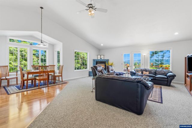 151 Rockridge Lp, Eugene, OR 97405
