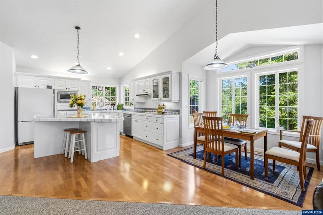 151 Rockridge Lp, Eugene, OR 97405