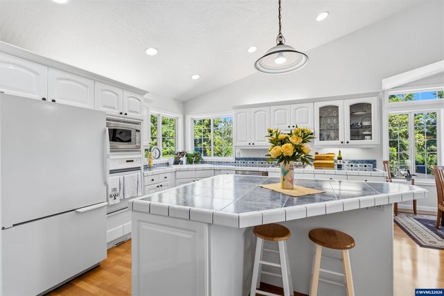 151 Rockridge Lp, Eugene, OR 97405