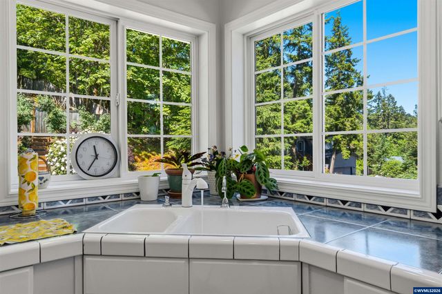 151 Rockridge Lp, Eugene, OR 97405