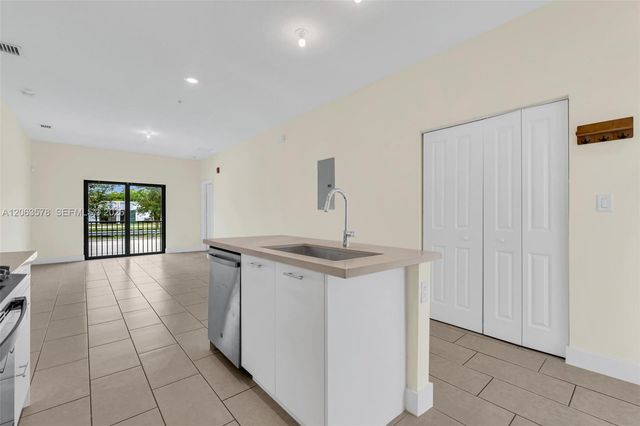 8167 NW 41st Street E-110, Doral, FL 33166