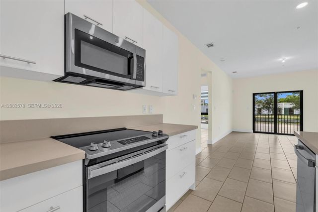 8167 NW 41st Street E-110, Doral, FL 33166