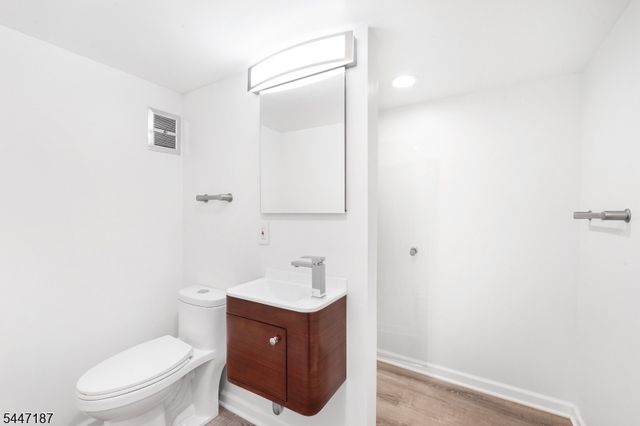 9 Riviera Dr, Somerville Boro, NJ 08876