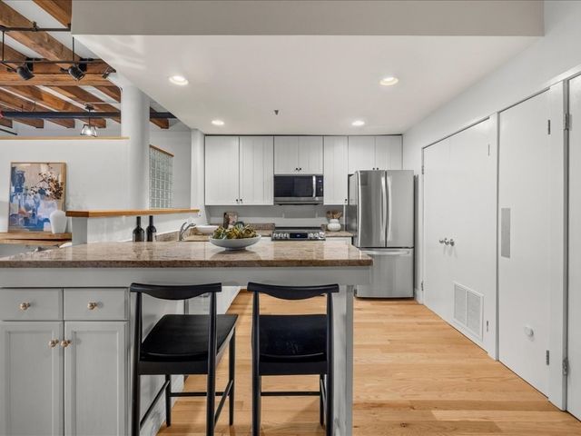 33 Sleeper St 104, Boston, MA 02210