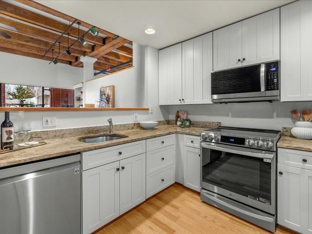 33 Sleeper St 104, Boston, MA 02210