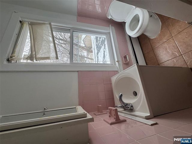 34 Palisade Avenue, Bergenfield, NJ 07621