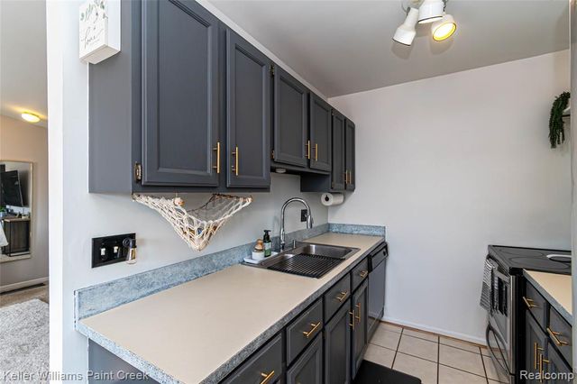 17437 Utica Oaks Lane, Roseville, MI 48066
