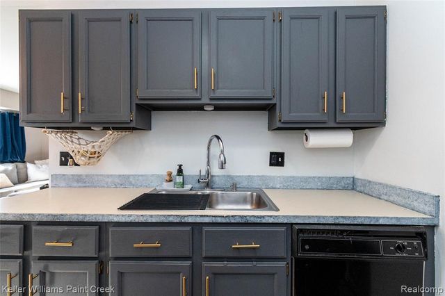 17437 Utica Oaks Lane, Roseville, MI 48066