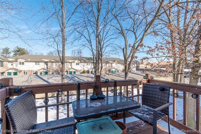 17437 Utica Oaks Lane, Roseville, MI 48066