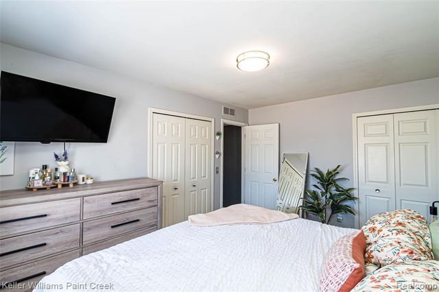 17437 Utica Oaks Lane, Roseville, MI 48066