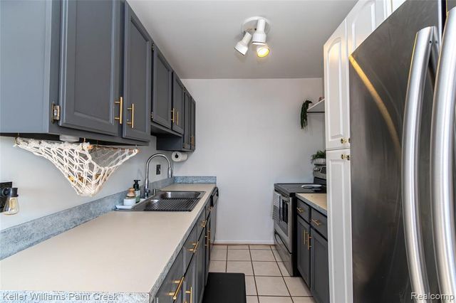 17437 Utica Oaks Lane, Roseville, MI 48066