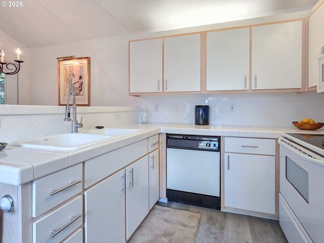 5225 JEAN Rd 205, Lake Oswego, OR 97035