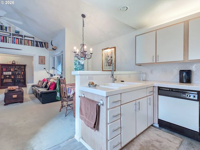 5225 JEAN Rd 205, Lake Oswego, OR 97035