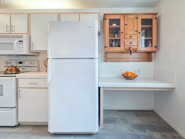 5225 JEAN Rd 205, Lake Oswego, OR 97035